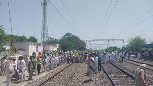 किसान फिर रेलवे ट्रैक पर डटे, 81 ट्रेनों का संचालन प्रभावित, 18 रद्द