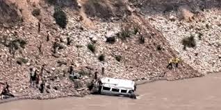 उत्तराखंड: बद्रीनाथ हाईवे पर ट्रेवलर अलकनंदा नदी में गिरा, 14 की मौत