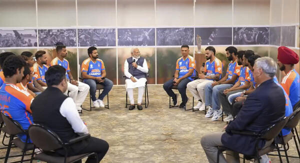 विश्व चैंपियन टी-20 टीम से मिले प्रधानमंत्री मोदी, खूब हुई हंसी-मजाक  