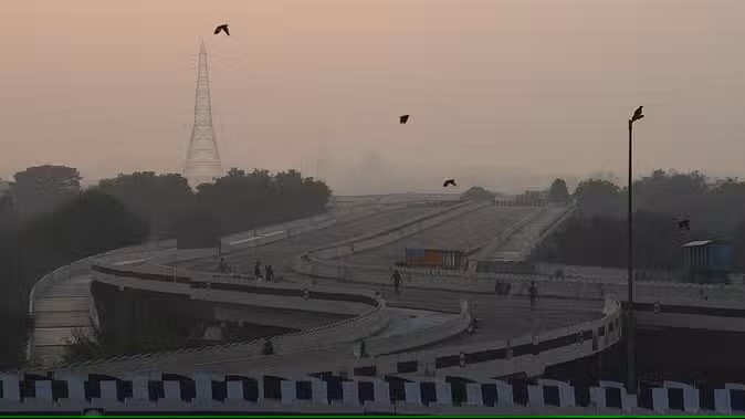 दीपावाली की सुबह 'गैस चेंबर' बनी दिल्ली, एक्यूआई खतरनाक स्तर पर