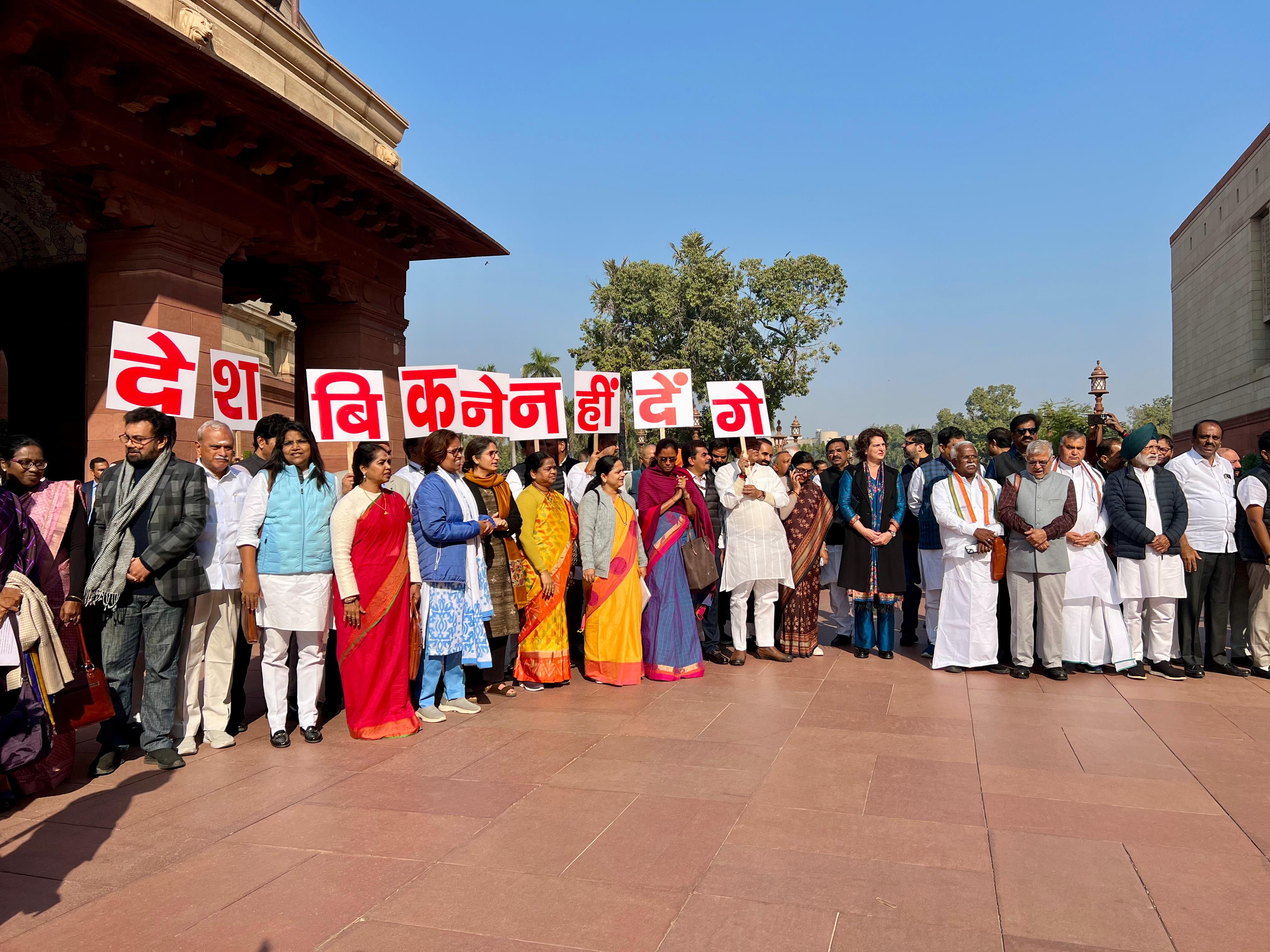 अडानी मुद्दे पर इंडिया गठबंधन सांसदों के संसद परिसर में विरोध प्रदर्शन