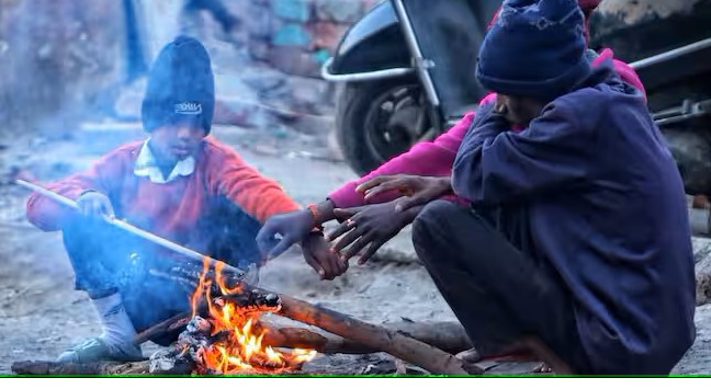 उत्तर भारत में शीतलहर ने बढ़ाई ठिठुरन, दिल्ली-एनसीआर में पारा गिरा 