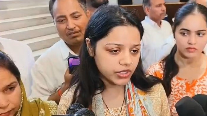 कश्मीरियों, मुसलमानों को निशाना नहीं बनाया जाना चाहिए: हिमांशी