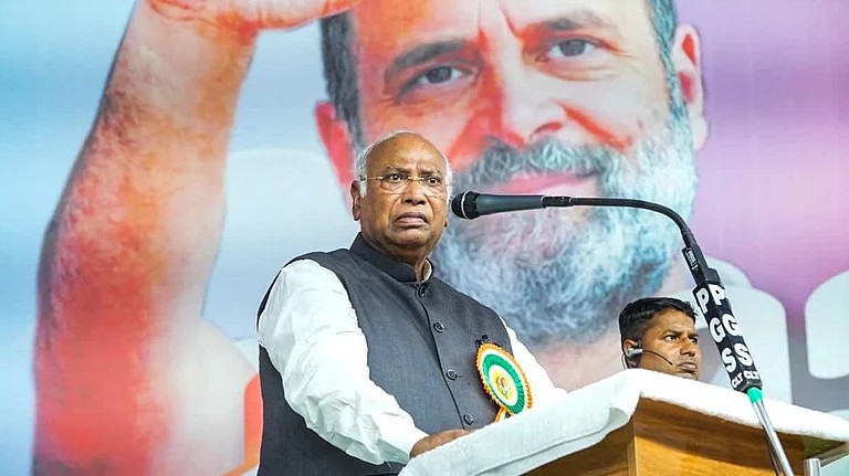 मज़दूरों के लिए हायर एंड फायर की नीति लायी है मोदी सरकार: खड़गे 