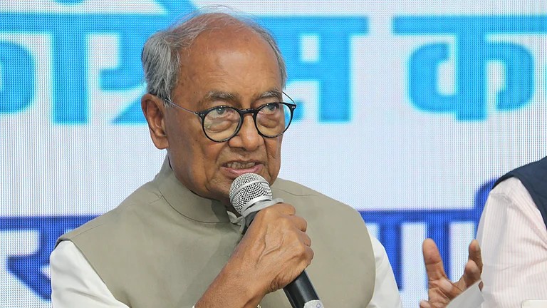 दिग्विजय सिंह ने सीबीएसई की 3-भाषा नीति पर तुरंत रोक की मांग की