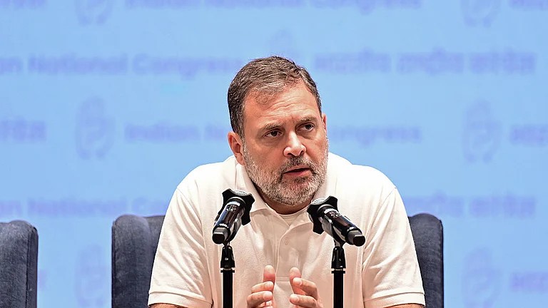 'सीबीएसई अधिकारियों को हटाया, शिक्षा मंत्री प्रधान को बचाया': राहुल