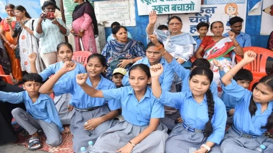 90 साल पुराना स्कूल उजड़ा, छात्राओं ने सीएम से बचाने की गुहार की 