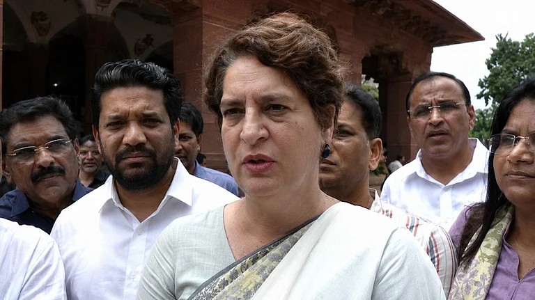 'पीएम मंगल पर पहुंचने का श्रेय लेते हैं, जिम्मेदारी भी लें': प्रियंका गांधी