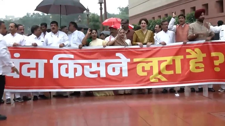 राम मंदिर चढ़ावा चोरी को लेकर संसद परिसर में विपक्ष का प्रदर्शन