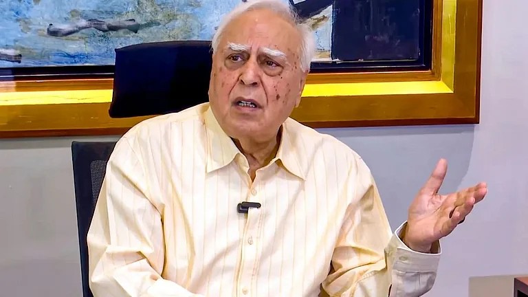 क्या नरेंद्र मोदी और पीएम वाजपेयी ने पूरा वंदे मातरम गाया था: सिब्बल