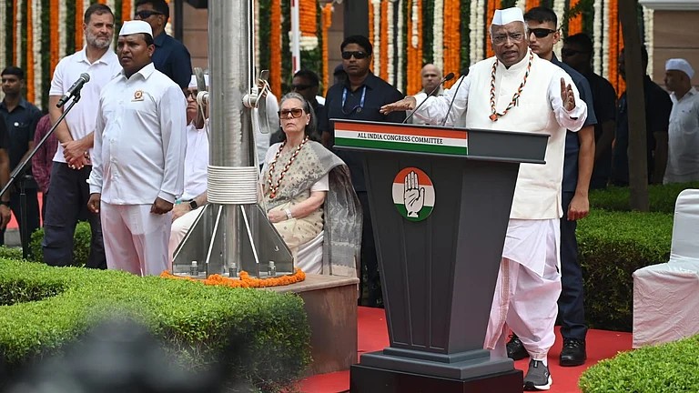 '...यही आदमी एक दिन देश का झंडा गिराने का काम करेगा': खड़गे 