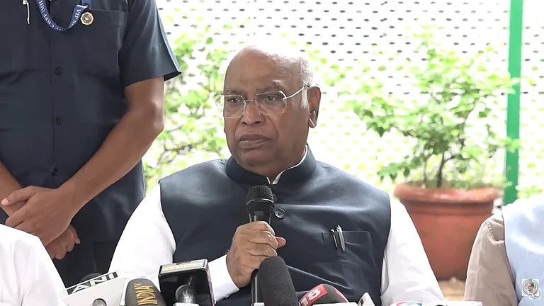 पीएम मोदी और गृहमंत्री शाह को संसद में आने से डर लग रहा है: खड़गे