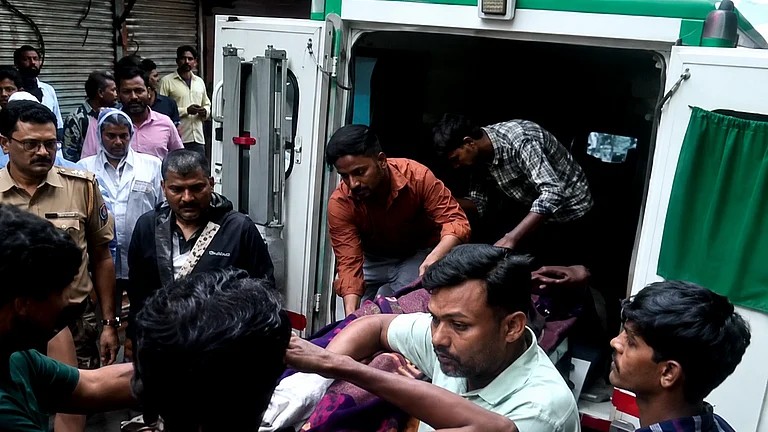 मुंबई के कुर्ला में भारी बारिश के बीच भूस्खलन, अब तक 2 शव बरामद  