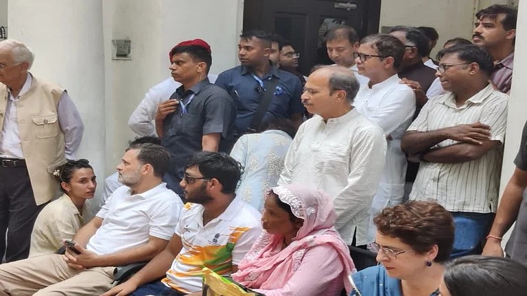 पैलेट गन पीड़ित साहिल के साथ संसद मार्ग थाने पर धरने पर बैठे राहुल 