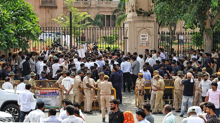 स्कूलों में 'नो-एंट्री' पर मानसून सत्र के पहले दिन कांग्रेस का वॉकआउट