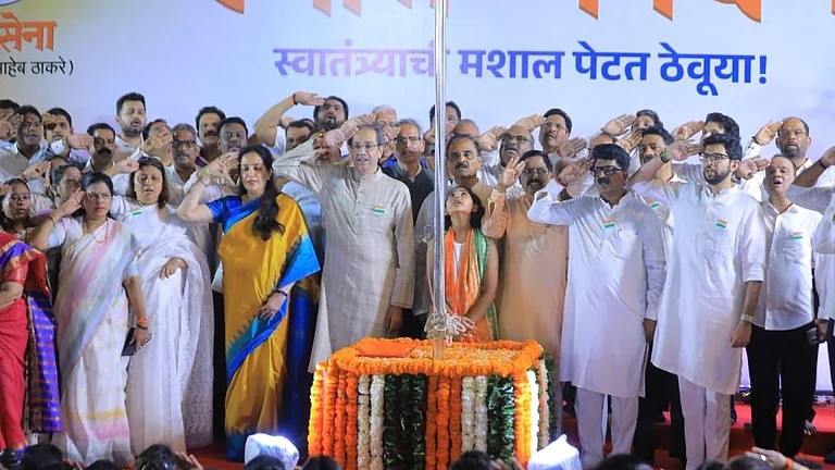 देश जाग चुका है,कोई हमारी स्वतंत्रता व संविधान नहीं छीन सकताःउद्धव 