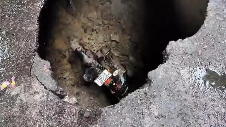 लखनऊ यूनिवर्सिटी के नजदीक धंसी सड़क, बना 12 फीट गहरा गड्ढा