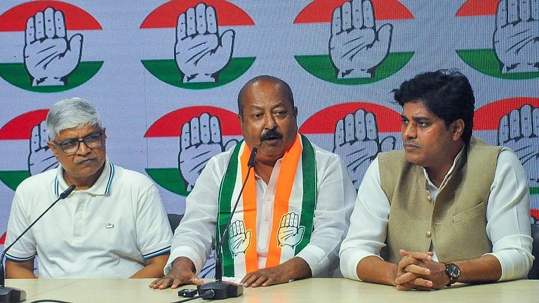 ओवैसी की पार्टी के चर्चित नेता रहे आसिम वकार कांग्रेस में हुए शामिल 