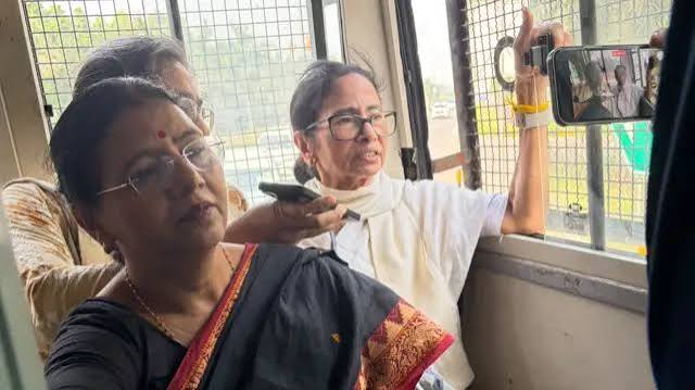 ममता बनर्जी को दिल्ली पुलिस ने हिरासत में लिया, थाने में दिया धरना