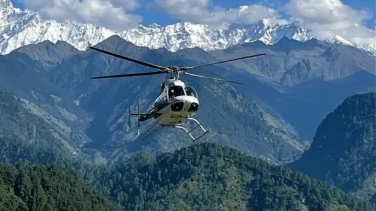 उत्तराखंड:बद्रीनाथ से देहरादून लौट रहा हेलीकॉप्टर क्रैश, 6 लोगों की मौत